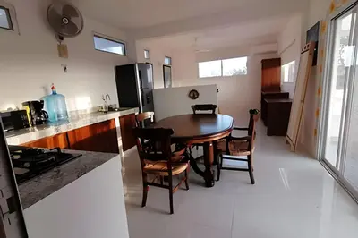 Una cocina o zona de cocina en Valentina Salchi Buda depa playa virgen internet