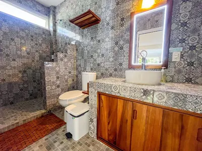 Un baño de Valentina Salchi Buda depa playa virgen internet