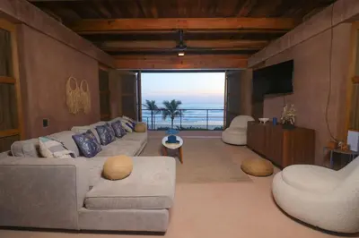 Una televisión o centro de entretenimiento en Increíble Casa frente a la playa