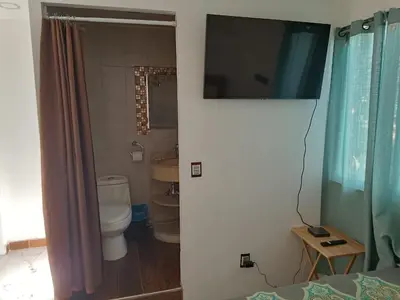 Un baño de Habitacion Amueblada Independiente