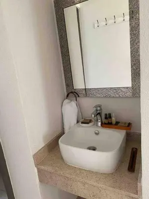 Un baño de Hermoso Apartamento con club de playa
