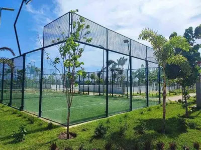 Instalaciones para jugar a tenis o squash en Hermoso Apartamento con club de playa o alrededores