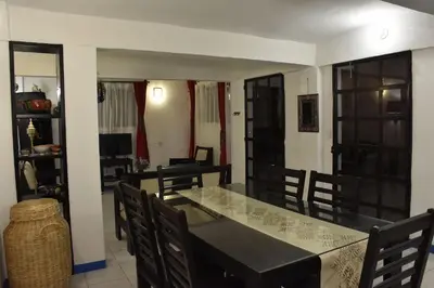 Una televisión o centro de entretenimiento en Casa Gris Alemán