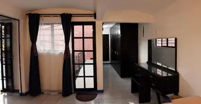 Una televisión o centro de entretenimiento en Casa Gris Alemán
