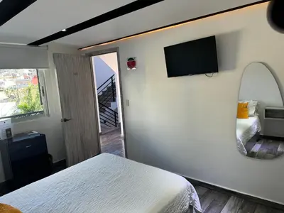 Una televisión o centro de entretenimiento en Hotel DABA