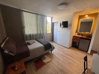 Una televisión o centro de entretenimiento en Compact Studio Apartment Casa Icacos #8