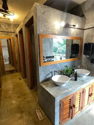 Una televisión o centro de entretenimiento en Che Zipolite Hostel & Beach Club