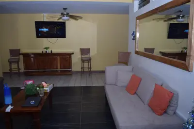 Una televisión o centro de entretenimiento en Estancia Vacacional 20 Aguas