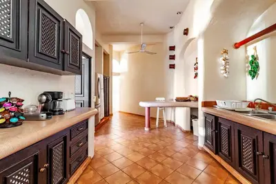 Una cocina o zona de cocina en Preciosa Villa en Marina Las Brisas