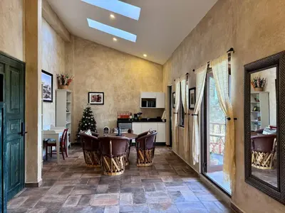 Una televisión o centro de entretenimiento en Loft El Tapatío en Val'Quirico