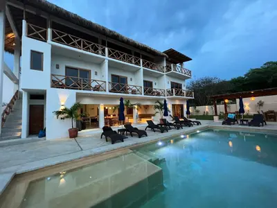 Piscina en o cerca de Casa Jubilee king suite main floor