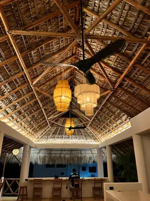 Un restaurante o sitio para comer en Casa Jubilee king suite main floor