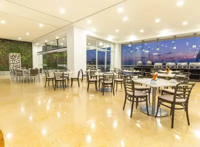 Un restaurante o sitio para comer en Hotel Yes Inn Nuevo Veracruz