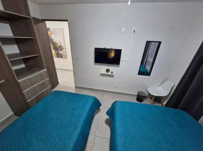Una televisión o centro de entretenimiento en Depto. con club de Playa