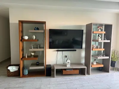 Una televisión o centro de entretenimiento en Isla Residences, frente al mar.