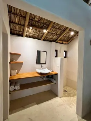 Una televisión o centro de entretenimiento en Casa Terra - Tropical Rustic Cabins with Pool