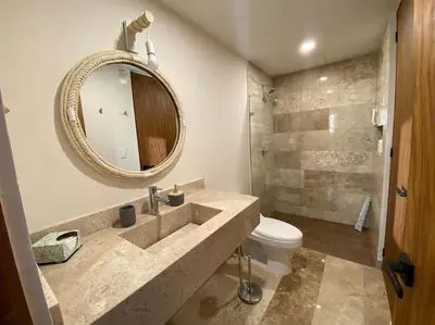 Un baño de 9nopiso Vista al Mar con 3 Albercas con Gym y Playa