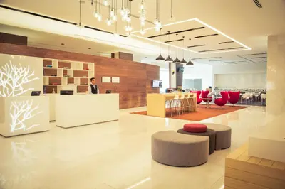 Zona de estar de Fiesta Inn Plaza Central Aeropuerto
