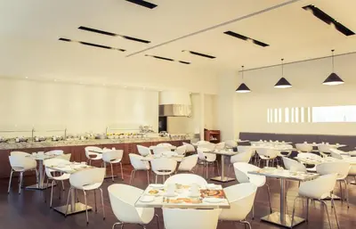Un restaurante o sitio para comer en Fiesta Inn Plaza Central Aeropuerto