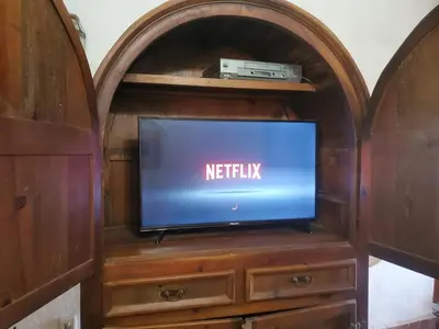 Una televisión o centro de entretenimiento en Glamp de Lujo Teques Granja El Sol
