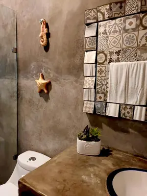 Un baño de Oasis Villa a lado del mar