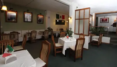 Un restaurante o sitio para comer en HB Express Hotel