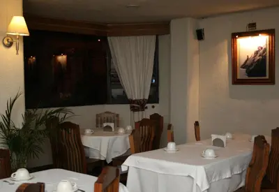 Un restaurante o sitio para comer en HB Express Hotel