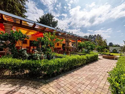 Jardín al aire libre en Cabañas Elsa María, Cabañas para Hospedaje con Alberca y Jardín de Eventos