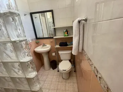 Un baño de Costera, depa hasta 9 personas con vista al mar, alberca, terraza y aire acondicionado