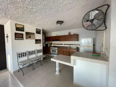 Una cocina o zona de cocina en Costera, depa hasta 9 personas con vista al mar, alberca, terraza y aire acondicionado