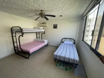 Cama o camas de una habitación en Costera, depa hasta 9 personas con vista al mar, alberca, terraza y aire acondicionado