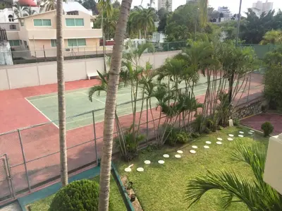 Instalaciones para jugar a tenis o squash en Cómodo departamento en Costa Azul. o alrededores