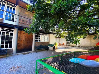 Jardín al aire libre en Casa Encino con alberca climatizada en Tepoztlán