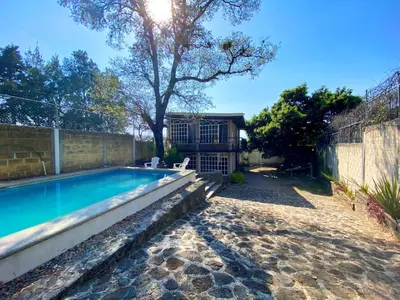 Piscina en o cerca de Casa Encino con alberca climatizada en Tepoztlán