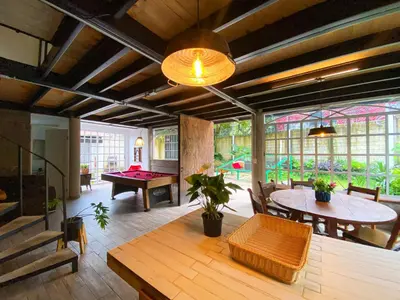 Zona de estar de Casa Encino con alberca climatizada en Tepoztlán