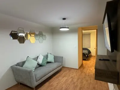 Una televisión o centro de entretenimiento en Dep completo a 5min del foro sol, y del aeropuerto