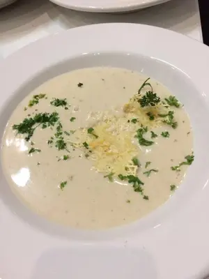 Comida en o cerca de este hotel