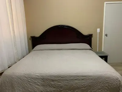 Cama o camas de una habitación en Departamento cómodo-equipado cerca del aeropuerto