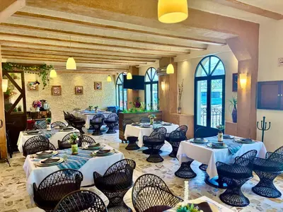 Un restaurante o sitio para comer en Hotel Alifer