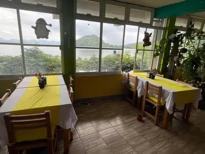 Un restaurante o sitio para comer en La Cabaña del Lago