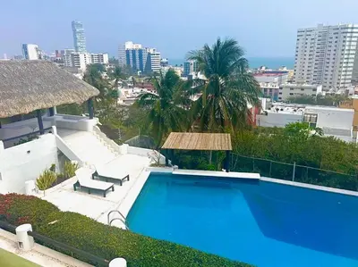 Piscina en o cerca de Moderna casa de 3 dormitorios con cama King size y vistas al horizonte de la piscina
