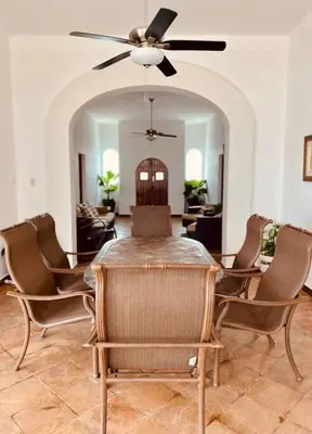 Zona de estar de Moderna casa de 3 dormitorios con cama King size y vistas al horizonte de la piscina