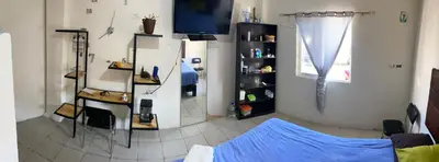 Una televisión o centro de entretenimiento en Habitación privada Leonera