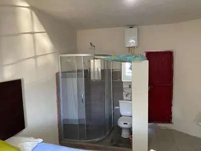 Un baño de Habitación privada Leonera