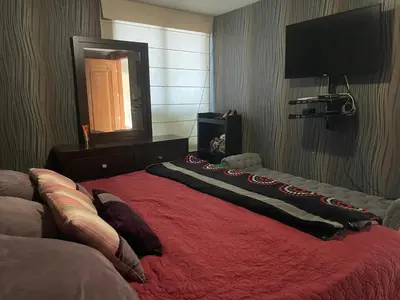 Una televisión o centro de entretenimiento en Habitación con baño propio