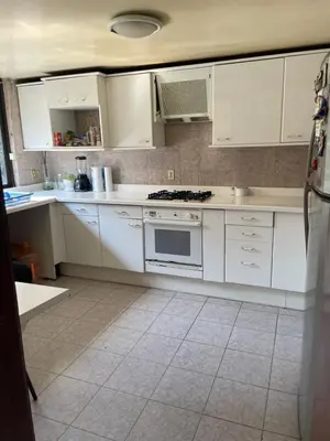 Una cocina o zona de cocina en Habitación con baño propio