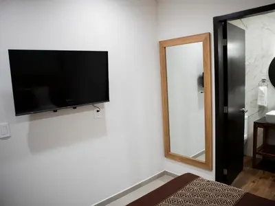 Una televisión o centro de entretenimiento en Hotel Mayis