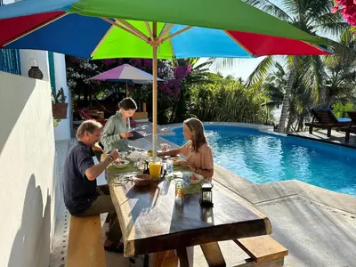 Clientes alojados en Beachfront Paradise Boutique Hotel - Alebrijes Jacuzzi Villa
