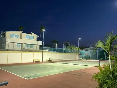 Instalaciones para jugar a tenis o squash en Condominio en zona turística o alrededores