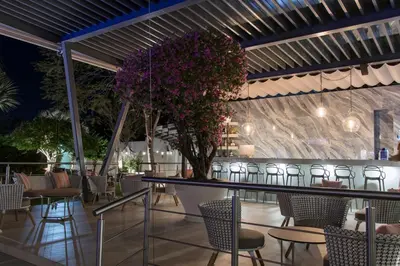 Un restaurante o sitio para comer en Xhiara Hotel